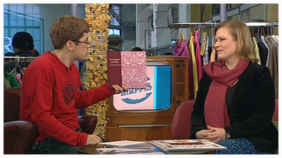 Kirsi ja kirja (copyright YLE/videokuvaa)